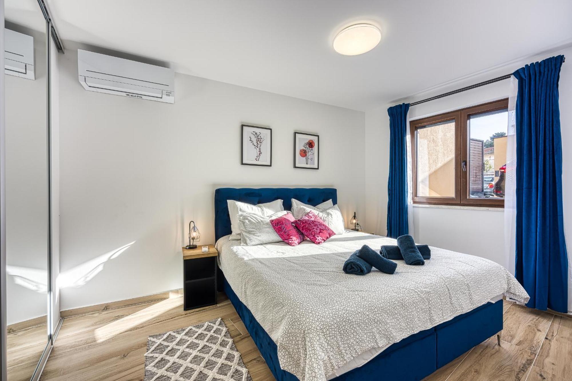 Center Oasis - Private Parking Apartment